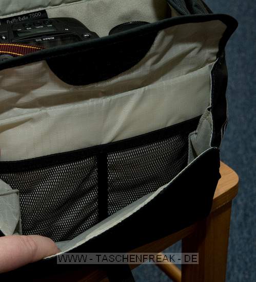 CRUMPLER PRETTY BELLA 7500\n\nFoto und Text - www.Taschenfreak.de (Jrg Langer)\n\nKommentar:\n\nDie Pretty Bella 7500 ist die grte aus der pretty Bella Serie die zur Photokina 2008 im September vorgestellt wurde und nun so langsam im November in den Hndlerragelen zu finden ist.\n\nEs ist eine der wenigen Crumpler Taschen, die nicht auen riesig wirken ohne innen "viel" reinzubekommen an Ladevolumen. Bei diesem Modell stimmt die Auenwirkung zurm Ladevolumen.\n\nWir haben in dieser Tasche unsere Nikon D3 (Grenordnung wie eine groe DSLR mit Batteriegriff oder eine Canon 1D ...) mit folgenden Objektiven und Artikeln verstaut und das ohne groes Drcken und Zerren.\n\nHauptfach innen:\n\nNikon D3 mit 50 1.2\n24 2.8\n135 2.8\n180 2.8\nSB-800 oder SB-600\nErsatzakku fr D3\n\nFronttasche:\n\nAkkus fr Blitz\nPutztcher\niPhone oder iPod\nSpeicheretui\n\nEine tolle Tasche!\n\nInteresant sind hier die Preisschwankungen im Netz und bei den Hndlern ... dieses Modell bekommt man zwischen 52 und 100 Euro angeboten - je nachdem wo man kauft.\n\nGrere Modelle dieser Serie gibt es nicht aber ncoh ein Modell fr weniger Ladevolumen. Wir haben noch eine Pretty Bella 2500 im Einsatz die Ideal fr eine kleine DSLR mit kleinem Objektiv oder einer Bridgecam mit etwas Zubehr ist.\n\nFr Kirchengnger oder Konzertfotografen nicht geeignet - der Klettverschluss ist wie bei den meisten Crumpler Modellen extrem auffllig und laut.\n\nFazit: \n\nSieht schick aus!\nPasst einiges rein!\nVerarbeitung ist sehr gut!\n\nEuer Taschenfreak - Jrg