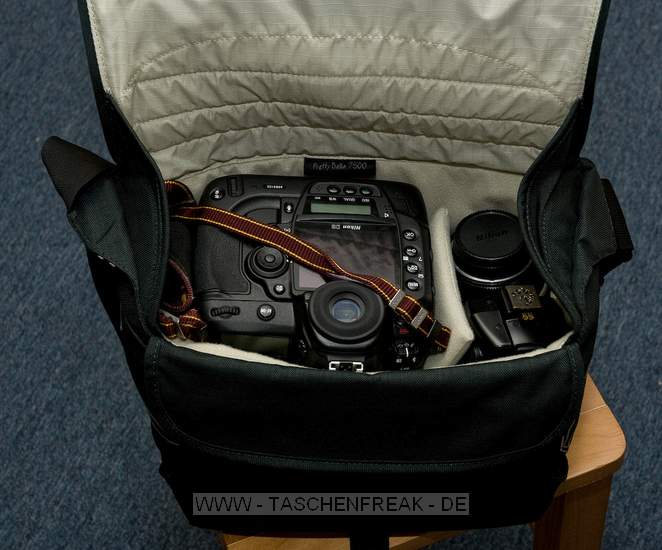 CRUMPLER PRETTY BELLA 7500\n\nFoto und Text - www.Taschenfreak.de (Jrg Langer)\n\nKommentar:\n\nDie Pretty Bella 7500 ist die grte aus der pretty Bella Serie die zur Photokina 2008 im September vorgestellt wurde und nun so langsam im November in den Hndlerragelen zu finden ist.\n\nEs ist eine der wenigen Crumpler Taschen, die nicht auen riesig wirken ohne innen "viel" reinzubekommen an Ladevolumen. Bei diesem Modell stimmt die Auenwirkung zurm Ladevolumen.\n\nWir haben in dieser Tasche unsere Nikon D3 (Grenordnung wie eine groe DSLR mit Batteriegriff oder eine Canon 1D ...) mit folgenden Objektiven und Artikeln verstaut und das ohne groes Drcken und Zerren.\n\nHauptfach innen:\n\nNikon D3 mit 50 1.2\n24 2.8\n135 2.8\n180 2.8\nSB-800 oder SB-600\nErsatzakku fr D3\n\nFronttasche:\n\nAkkus fr Blitz\nPutztcher\niPhone oder iPod\nSpeicheretui\n\nEine tolle Tasche!\n\nInteresant sind hier die Preisschwankungen im Netz und bei den Hndlern ... dieses Modell bekommt man zwischen 52 und 100 Euro angeboten - je nachdem wo man kauft.\n\nGrere Modelle dieser Serie gibt es nicht aber ncoh ein Modell fr weniger Ladevolumen. Wir haben noch eine Pretty Bella 2500 im Einsatz die Ideal fr eine kleine DSLR mit kleinem Objektiv oder einer Bridgecam mit etwas Zubehr ist.\n\nFr Kirchengnger oder Konzertfotografen nicht geeignet - der Klettverschluss ist wie bei den meisten Crumpler Modellen extrem auffllig und laut.\n\nFazit: \n\nSieht schick aus!\nPasst einiges rein!\nVerarbeitung ist sehr gut!\n\nEuer Taschenfreak - Jrg