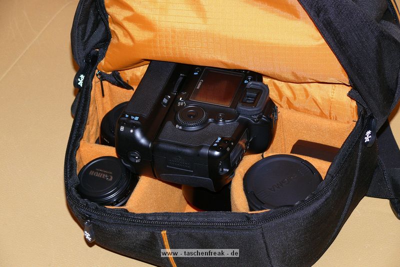 CRUMPLER PRETTY BOY BACKPACK XL\n\nFoto von Jrg Langer\n\nKommentar des Nutzers:\n\nDie Crumpler Pretty Boys sind sehr gut verarbeitet und extrem strapazierfhig.\nDas Ladevolumen innen ist deutlich kleiner wie die Crumpler dieses von auen einem "vormachen". Die Form ist sehr stylish und nicht direkt als Fotorucksack zu identifizieren, was diese fr Citytouren sehr empfehlenswert macht. \n\nDas Fotofach ist gut geschtzt und stark gepolstert. Das Notebookfach, welches durch das obere Daypackfach zugnglich ist ist gut geschtzt am Rcken angenehm und kann stressfrei bis zu 17" Apple oder 15,4" Notebooks anderer Hersteller aufnehmen. Die Tragegurte sind angenehm gepolstert aber auch nicht zu dick und strend. Einen Bauchgurt gibt es nicht. \n\nDie Reissverschlsse sind leichtgngig und sehr gut geschtzt durch groe feste Stoffberhnge.\n\nStativhalterung und Befestigungsschlaufen hat dieser Foto-Daypack-Rucksack nicht.\n\nPreis / Leistung ist bei Crumpler sehr gut!