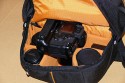 CRUMPLER PRETTY BOY BACKPACK XL\n\nFoto von Jrg Langer\n\nKommentar des Nutzers:\n\nDie Crumpler Pretty Boys sind sehr gut verarbeitet und extrem strapazierfhig.\nDas Ladevolumen innen ist deutlich kleiner wie die Crumpler dieses von auen einem "vormachen". Die Form ist sehr stylish und nicht direkt als Fotorucksack zu identifizieren, was diese fr Citytouren sehr empfehlenswert macht. \n\nDas Fotofach ist gut geschtzt und stark gepolstert. Das Notebookfach, welches durch das obere Daypackfach zugnglich ist ist gut geschtzt am Rcken angenehm und kann stressfrei bis zu 17" Apple oder 15,4" Notebooks anderer Hersteller aufnehmen. Die Tragegurte sind angenehm gepolstert aber auch nicht zu dick und strend. Einen Bauchgurt gibt es nicht. \n\nDie Reissverschlsse sind leichtgngig und sehr gut geschtzt durch groe feste Stoffberhnge.\n\nStativhalterung und Befestigungsschlaufen hat dieser Foto-Daypack-Rucksack nicht.\n\nPreis / Leistung ist bei Crumpler sehr gut!