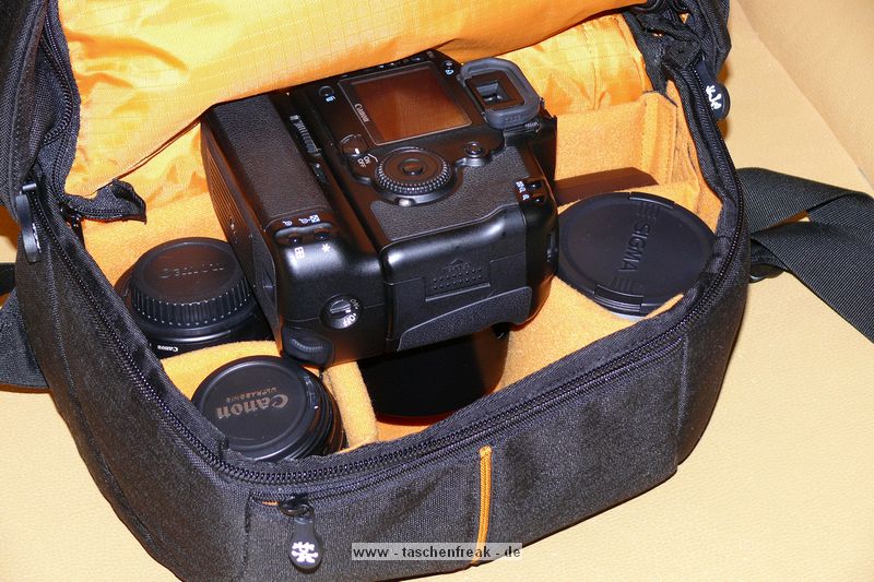 CRUMPLER PRETTY BOY BACKPACK XL\n\nFoto von Jrg Langer\n\nKommentar des Nutzers:\n\nDie Crumpler Pretty Boys sind sehr gut verarbeitet und extrem strapazierfhig.\nDas Ladevolumen innen ist deutlich kleiner wie die Crumpler dieses von auen einem "vormachen". Die Form ist sehr stylish und nicht direkt als Fotorucksack zu identifizieren, was diese fr Citytouren sehr empfehlenswert macht. \n\nDas Fotofach ist gut geschtzt und stark gepolstert. Das Notebookfach, welches durch das obere Daypackfach zugnglich ist ist gut geschtzt am Rcken angenehm und kann stressfrei bis zu 17" Apple oder 15,4" Notebooks anderer Hersteller aufnehmen. Die Tragegurte sind angenehm gepolstert aber auch nicht zu dick und strend. Einen Bauchgurt gibt es nicht. \n\nDie Reissverschlsse sind leichtgngig und sehr gut geschtzt durch groe feste Stoffberhnge.\n\nStativhalterung und Befestigungsschlaufen hat dieser Foto-Daypack-Rucksack nicht.\n\nPreis / Leistung ist bei Crumpler sehr gut!