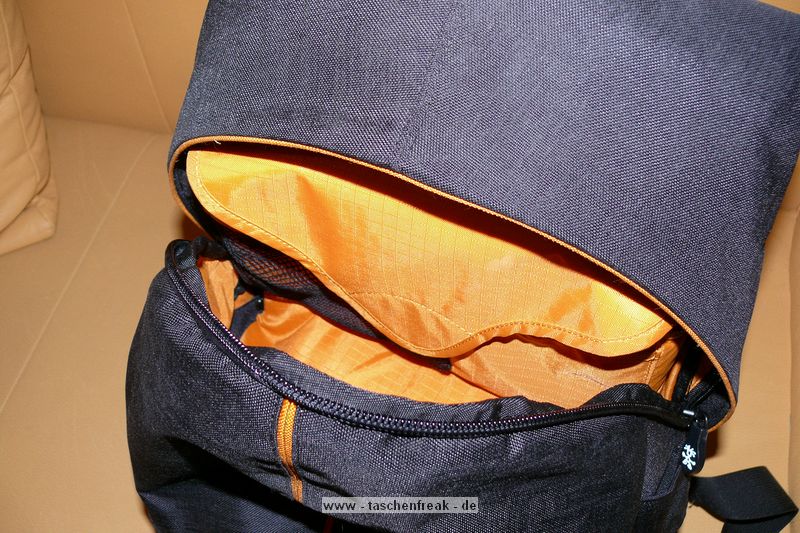 CRUMPLER PRETTY BOY BACKPACK XL\n\nFoto von Jrg Langer\n\nKommentar des Nutzers:\n\nDie Crumpler Pretty Boys sind sehr gut verarbeitet und extrem strapazierfhig.\nDas Ladevolumen innen ist deutlich kleiner wie die Crumpler dieses von auen einem "vormachen". Die Form ist sehr stylish und nicht direkt als Fotorucksack zu identifizieren, was diese fr Citytouren sehr empfehlenswert macht. \n\nDas Fotofach ist gut geschtzt und stark gepolstert. Das Notebookfach, welches durch das obere Daypackfach zugnglich ist ist gut geschtzt am Rcken angenehm und kann stressfrei bis zu 17" Apple oder 15,4" Notebooks anderer Hersteller aufnehmen. Die Tragegurte sind angenehm gepolstert aber auch nicht zu dick und strend. Einen Bauchgurt gibt es nicht. \n\nDie Reissverschlsse sind leichtgngig und sehr gut geschtzt durch groe feste Stoffberhnge.\n\nStativhalterung und Befestigungsschlaufen hat dieser Foto-Daypack-Rucksack nicht.\n\nPreis / Leistung ist bei Crumpler sehr gut!