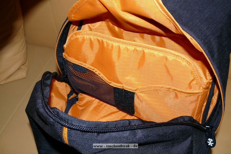 CRUMPLER PRETTY BOY BACKPACK XL\n\nFoto von Jrg Langer\n\nKommentar des Nutzers:\n\nDie Crumpler Pretty Boys sind sehr gut verarbeitet und extrem strapazierfhig.\nDas Ladevolumen innen ist deutlich kleiner wie die Crumpler dieses von auen einem "vormachen". Die Form ist sehr stylish und nicht direkt als Fotorucksack zu identifizieren, was diese fr Citytouren sehr empfehlenswert macht. \n\nDas Fotofach ist gut geschtzt und stark gepolstert. Das Notebookfach, welches durch das obere Daypackfach zugnglich ist ist gut geschtzt am Rcken angenehm und kann stressfrei bis zu 17" Apple oder 15,4" Notebooks anderer Hersteller aufnehmen. Die Tragegurte sind angenehm gepolstert aber auch nicht zu dick und strend. Einen Bauchgurt gibt es nicht. \n\nDie Reissverschlsse sind leichtgngig und sehr gut geschtzt durch groe feste Stoffberhnge.\n\nStativhalterung und Befestigungsschlaufen hat dieser Foto-Daypack-Rucksack nicht.\n\nPreis / Leistung ist bei Crumpler sehr gut!