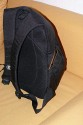 CRUMPLER PRETTY BOY BACKPACK XL\n\nFoto von Jrg Langer\n\nKommentar des Nutzers:\n\nDie Crumpler Pretty Boys sind sehr gut verarbeitet und extrem strapazierfhig.\nDas Ladevolumen innen ist deutlich kleiner wie die Crumpler dieses von auen einem "vormachen". Die Form ist sehr stylish und nicht direkt als Fotorucksack zu identifizieren, was diese fr Citytouren sehr empfehlenswert macht. \n\nDas Fotofach ist gut geschtzt und stark gepolstert. Das Notebookfach, welches durch das obere Daypackfach zugnglich ist ist gut geschtzt am Rcken angenehm und kann stressfrei bis zu 17" Apple oder 15,4" Notebooks anderer Hersteller aufnehmen. Die Tragegurte sind angenehm gepolstert aber auch nicht zu dick und strend. Einen Bauchgurt gibt es nicht. \n\nDie Reissverschlsse sind leichtgngig und sehr gut geschtzt durch groe feste Stoffberhnge.\n\nStativhalterung und Befestigungsschlaufen hat dieser Foto-Daypack-Rucksack nicht.\n\nPreis / Leistung ist bei Crumpler sehr gut!