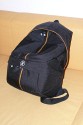 CRUMPLER PRETTY BOY BACKPACK XL\n\nFoto von Jrg Langer\n\nKommentar des Nutzers:\n\nDie Crumpler Pretty Boys sind sehr gut verarbeitet und extrem strapazierfhig.\nDas Ladevolumen innen ist deutlich kleiner wie die Crumpler dieses von auen einem "vormachen". Die Form ist sehr stylish und nicht direkt als Fotorucksack zu identifizieren, was diese fr Citytouren sehr empfehlenswert macht. \n\nDas Fotofach ist gut geschtzt und stark gepolstert. Das Notebookfach, welches durch das obere Daypackfach zugnglich ist ist gut geschtzt am Rcken angenehm und kann stressfrei bis zu 17" Apple oder 15,4" Notebooks anderer Hersteller aufnehmen. Die Tragegurte sind angenehm gepolstert aber auch nicht zu dick und strend. Einen Bauchgurt gibt es nicht. \n\nDie Reissverschlsse sind leichtgngig und sehr gut geschtzt durch groe feste Stoffberhnge.\n\nStativhalterung und Befestigungsschlaufen hat dieser Foto-Daypack-Rucksack nicht.\n\nPreis / Leistung ist bei Crumpler sehr gut!