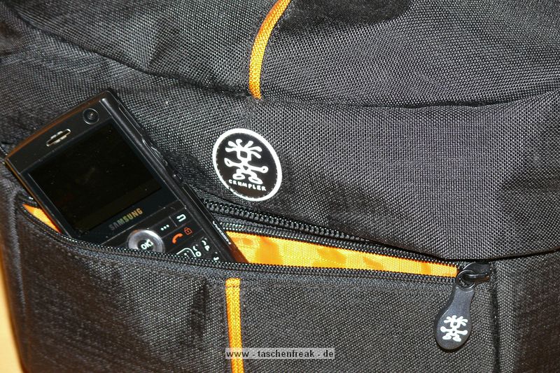 CRUMPLER PRETTY BOY BACKPACK XL\n\nFoto von Jrg Langer\n\nKommentar des Nutzers:\n\nDie Crumpler Pretty Boys sind sehr gut verarbeitet und extrem strapazierfhig.\nDas Ladevolumen innen ist deutlich kleiner wie die Crumpler dieses von auen einem "vormachen". Die Form ist sehr stylish und nicht direkt als Fotorucksack zu identifizieren, was diese fr Citytouren sehr empfehlenswert macht. \n\nDas Fotofach ist gut geschtzt und stark gepolstert. Das Notebookfach, welches durch das obere Daypackfach zugnglich ist ist gut geschtzt am Rcken angenehm und kann stressfrei bis zu 17" Apple oder 15,4" Notebooks anderer Hersteller aufnehmen. Die Tragegurte sind angenehm gepolstert aber auch nicht zu dick und strend. Einen Bauchgurt gibt es nicht. \n\nDie Reissverschlsse sind leichtgngig und sehr gut geschtzt durch groe feste Stoffberhnge.\n\nStativhalterung und Befestigungsschlaufen hat dieser Foto-Daypack-Rucksack nicht.\n\nPreis / Leistung ist bei Crumpler sehr gut!