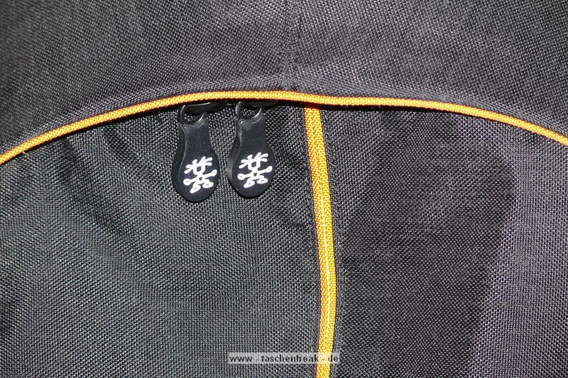 CRUMPLER PRETTY BOY BACKPACK XL\n\nFoto von Jrg Langer\n\nKommentar des Nutzers:\n\nDie Crumpler Pretty Boys sind sehr gut verarbeitet und extrem strapazierfhig.\nDas Ladevolumen innen ist deutlich kleiner wie die Crumpler dieses von auen einem "vormachen". Die Form ist sehr stylish und nicht direkt als Fotorucksack zu identifizieren, was diese fr Citytouren sehr empfehlenswert macht. \n\nDas Fotofach ist gut geschtzt und stark gepolstert. Das Notebookfach, welches durch das obere Daypackfach zugnglich ist ist gut geschtzt am Rcken angenehm und kann stressfrei bis zu 17" Apple oder 15,4" Notebooks anderer Hersteller aufnehmen. Die Tragegurte sind angenehm gepolstert aber auch nicht zu dick und strend. Einen Bauchgurt gibt es nicht. \n\nDie Reissverschlsse sind leichtgngig und sehr gut geschtzt durch groe feste Stoffberhnge.\n\nStativhalterung und Befestigungsschlaufen hat dieser Foto-Daypack-Rucksack nicht.\n\nPreis / Leistung ist bei Crumpler sehr gut!