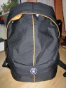 CRUMPLER PRETTY BOY BACK PACK XL\n\nFoto von einem netten User der Anonym bleiben mchte - VIELEN DANK!\n\nKommentar des Nutzers:\n\n"Function follows Design" oder "wer schn sein will mu leiden ..."\n\nEin etwas provokanter Titel fr meinen Erfahrungsbericht. Aber ich finde ihn zutreffend. \n\nDer Crumpler Pretty Boy Back Pack XL ist ohne Zweifel ein schner, stylischer Fotorucksack, den man nicht unbedingt sofort als Fotorucksack identifiziert und daher ein evtl. vorhandenes Diebstahlrisiko minimiert. Die Verarbeitung und das verwendete Material ist crumplertypisch exzellent, sehr hochwertig. Die Innenraumpolsterung ist ausgezeichnet. Die Tragegurte sind gengend breit, knnten nach meinem Geschmack aber noch ein wenig strker gepolstert sein. Sie sind ergomisch geformt und verteilen die Last beim Tragen gut auf den Schulterbereich. Sonstige Gurte (Brust- und Hftgurt) sind nicht vorhanden. Einen ersten Tagesausflug mit einem Gesamtgewicht von etwa 7kg konnte ich angenehm bewltigen.\n\nFotopouch. Was passt rein?\n\nDas Kamerafach bzw. Fotopouch ist sehr klein. Das Klettmaterial der Innenraumwnde ist crumpleruntypisch nicht so stark haftend. Folgendes kriege ich problemlos unter: \n\n1. Eine 400D mit Batteriegriff und angesetztem Tamron 17-50mm sowie bereinanderliegend ein Sigma DC 55-200mm und ein Sigma DC 10-20mm EX HSM sowie einen Tamrac-Kameragurt.\n\noder\n\n2. Eine 400D mit Batteriegriff ohne angesetztem Objektiv sowie bereinanderliegend ein Sigma DC 55-200mm, ein Tamron 17-50mm, ein Sigma DC 10-20mm EX HSM und ein Canon EF 85mm sowie einen Tamrac-Kameragurt.\n\nDa die untere Vorderwand des Fotopouchs abgeschrgt ist, wird wertvoller Stauraum verschenkt. In die vorderste kleine Auentasche passen Speicherkarten und Reinigungsmaterial.\n\n\nNotebookpouch. Welche Gre des Notebooks passt rein?\n\nIch bekomme mein HP NX6310 (15 Zoll 4:3, Mae: 3 cm x 32,9 x 26,7 cm) gerade so in das Notebookfach rein. Dann ist aber auch kein cm mehr Platz (in der Breite und Tiefe). Ein 15-Zoll Notebook mit Wide-Display (16:10) sollte aber noch reinpassen. Des weiteren gibt es am Notebookpouch noch zwei kleine Taschen fr Kleinkram. Das Notebookpouch ist nicht entnehmbar.\n\n\nStauraum fr Sonstiges:\n\nDas obere Fach ist sehr gerumig. Es passt locker Proviant, eine 1l Wasserflasche, sonstiger Kleinkram und eine dnne Jacke oder Pullover rein. Der Boden zwischen dem Zubehrfach und dem Fotopouch kann mittels einem Reiverschlu entfernt werden.\n\n\nSonstiges:\n\nZustzlich zu den obengenannten Fchern gibt es seitlich noch ein Fach fr z.B. ein Handy oder einen i-Pod.\n\n\nHandling:\n\nDie Reiverschlsse sind aufgrund der recht breiten Regenklappen ein wenig fummelig zu ffnen bzw. zu bedienen. \n\n\nZusammenfassung Kritikpunkte:\n\nPositiv:\n- sehr hochwertige Verarbeitungs- und Materialqualitt\n- sehr gute Polsterung\n- gelunges Styling\n- sehr groes Zubehrfach\n- guter Tragekomfort\n\nNegativ:\n- kleines Fotopouch\n- Klettmaterial knnte strker haften\n- etwas fummelige Reiverschlsse\n- Schultergurte knnten strker gepolstert sein\n\nWer einen stylischen, preisgnstigen Fotorucksack mit Notebookfach sucht und dabei Abstriche in Raumkapazitt (Fotopouch) und Handling in Kauf nimmt, der sollte sich den Crumpler Pretty Boy Back Pack XL mal nher ansehen. Alle anderen sind mit einem "klassischen" Fotorucksack von z.B. Lowepro oder Tamrac (Adventure 9 Mod. 5549) besser bedient.\n \nDanke und Gru