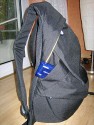 CRUMPLER PRETTY BOY BACK PACK XL\n\nFoto von einem netten User der Anonym bleiben mchte - VIELEN DANK!\n\nKommentar des Nutzers:\n\n"Function follows Design" oder "wer schn sein will mu leiden ..."\n\nEin etwas provokanter Titel fr meinen Erfahrungsbericht. Aber ich finde ihn zutreffend. \n\nDer Crumpler Pretty Boy Back Pack XL ist ohne Zweifel ein schner, stylischer Fotorucksack, den man nicht unbedingt sofort als Fotorucksack identifiziert und daher ein evtl. vorhandenes Diebstahlrisiko minimiert. Die Verarbeitung und das verwendete Material ist crumplertypisch exzellent, sehr hochwertig. Die Innenraumpolsterung ist ausgezeichnet. Die Tragegurte sind gengend breit, knnten nach meinem Geschmack aber noch ein wenig strker gepolstert sein. Sie sind ergomisch geformt und verteilen die Last beim Tragen gut auf den Schulterbereich. Sonstige Gurte (Brust- und Hftgurt) sind nicht vorhanden. Einen ersten Tagesausflug mit einem Gesamtgewicht von etwa 7kg konnte ich angenehm bewltigen.\n\nFotopouch. Was passt rein?\n\nDas Kamerafach bzw. Fotopouch ist sehr klein. Das Klettmaterial der Innenraumwnde ist crumpleruntypisch nicht so stark haftend. Folgendes kriege ich problemlos unter: \n\n1. Eine 400D mit Batteriegriff und angesetztem Tamron 17-50mm sowie bereinanderliegend ein Sigma DC 55-200mm und ein Sigma DC 10-20mm EX HSM sowie einen Tamrac-Kameragurt.\n\noder\n\n2. Eine 400D mit Batteriegriff ohne angesetztem Objektiv sowie bereinanderliegend ein Sigma DC 55-200mm, ein Tamron 17-50mm, ein Sigma DC 10-20mm EX HSM und ein Canon EF 85mm sowie einen Tamrac-Kameragurt.\n\nDa die untere Vorderwand des Fotopouchs abgeschrgt ist, wird wertvoller Stauraum verschenkt. In die vorderste kleine Auentasche passen Speicherkarten und Reinigungsmaterial.\n\n\nNotebookpouch. Welche Gre des Notebooks passt rein?\n\nIch bekomme mein HP NX6310 (15 Zoll 4:3, Mae: 3 cm x 32,9 x 26,7 cm) gerade so in das Notebookfach rein. Dann ist aber auch kein cm mehr Platz (in der Breite und Tiefe). Ein 15-Zoll Notebook mit Wide-Display (16:10) sollte aber noch reinpassen. Des weiteren gibt es am Notebookpouch noch zwei kleine Taschen fr Kleinkram. Das Notebookpouch ist nicht entnehmbar.\n\n\nStauraum fr Sonstiges:\n\nDas obere Fach ist sehr gerumig. Es passt locker Proviant, eine 1l Wasserflasche, sonstiger Kleinkram und eine dnne Jacke oder Pullover rein. Der Boden zwischen dem Zubehrfach und dem Fotopouch kann mittels einem Reiverschlu entfernt werden.\n\n\nSonstiges:\n\nZustzlich zu den obengenannten Fchern gibt es seitlich noch ein Fach fr z.B. ein Handy oder einen i-Pod.\n\n\nHandling:\n\nDie Reiverschlsse sind aufgrund der recht breiten Regenklappen ein wenig fummelig zu ffnen bzw. zu bedienen. \n\n\nZusammenfassung Kritikpunkte:\n\nPositiv:\n- sehr hochwertige Verarbeitungs- und Materialqualitt\n- sehr gute Polsterung\n- gelunges Styling\n- sehr groes Zubehrfach\n- guter Tragekomfort\n\nNegativ:\n- kleines Fotopouch\n- Klettmaterial knnte strker haften\n- etwas fummelige Reiverschlsse\n- Schultergurte knnten strker gepolstert sein\n\nWer einen stylischen, preisgnstigen Fotorucksack mit Notebookfach sucht und dabei Abstriche in Raumkapazitt (Fotopouch) und Handling in Kauf nimmt, der sollte sich den Crumpler Pretty Boy Back Pack XL mal nher ansehen. Alle anderen sind mit einem "klassischen" Fotorucksack von z.B. Lowepro oder Tamrac (Adventure 9 Mod. 5549) besser bedient.\n \nDanke und Gru