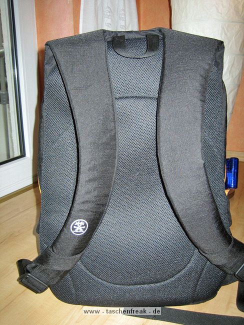 CRUMPLER PRETTY BOY BACK PACK XL\n\nFoto von einem netten User der Anonym bleiben mchte - VIELEN DANK!\n\nKommentar des Nutzers:\n\n"Function follows Design" oder "wer schn sein will mu leiden ..."\n\nEin etwas provokanter Titel fr meinen Erfahrungsbericht. Aber ich finde ihn zutreffend. \n\nDer Crumpler Pretty Boy Back Pack XL ist ohne Zweifel ein schner, stylischer Fotorucksack, den man nicht unbedingt sofort als Fotorucksack identifiziert und daher ein evtl. vorhandenes Diebstahlrisiko minimiert. Die Verarbeitung und das verwendete Material ist crumplertypisch exzellent, sehr hochwertig. Die Innenraumpolsterung ist ausgezeichnet. Die Tragegurte sind gengend breit, knnten nach meinem Geschmack aber noch ein wenig strker gepolstert sein. Sie sind ergomisch geformt und verteilen die Last beim Tragen gut auf den Schulterbereich. Sonstige Gurte (Brust- und Hftgurt) sind nicht vorhanden. Einen ersten Tagesausflug mit einem Gesamtgewicht von etwa 7kg konnte ich angenehm bewltigen.\n\nFotopouch. Was passt rein?\n\nDas Kamerafach bzw. Fotopouch ist sehr klein. Das Klettmaterial der Innenraumwnde ist crumpleruntypisch nicht so stark haftend. Folgendes kriege ich problemlos unter: \n\n1. Eine 400D mit Batteriegriff und angesetztem Tamron 17-50mm sowie bereinanderliegend ein Sigma DC 55-200mm und ein Sigma DC 10-20mm EX HSM sowie einen Tamrac-Kameragurt.\n\noder\n\n2. Eine 400D mit Batteriegriff ohne angesetztem Objektiv sowie bereinanderliegend ein Sigma DC 55-200mm, ein Tamron 17-50mm, ein Sigma DC 10-20mm EX HSM und ein Canon EF 85mm sowie einen Tamrac-Kameragurt.\n\nDa die untere Vorderwand des Fotopouchs abgeschrgt ist, wird wertvoller Stauraum verschenkt. In die vorderste kleine Auentasche passen Speicherkarten und Reinigungsmaterial.\n\n\nNotebookpouch. Welche Gre des Notebooks passt rein?\n\nIch bekomme mein HP NX6310 (15 Zoll 4:3, Mae: 3 cm x 32,9 x 26,7 cm) gerade so in das Notebookfach rein. Dann ist aber auch kein cm mehr Platz (in der Breite und Tiefe). Ein 15-Zoll Notebook mit Wide-Display (16:10) sollte aber noch reinpassen. Des weiteren gibt es am Notebookpouch noch zwei kleine Taschen fr Kleinkram. Das Notebookpouch ist nicht entnehmbar.\n\n\nStauraum fr Sonstiges:\n\nDas obere Fach ist sehr gerumig. Es passt locker Proviant, eine 1l Wasserflasche, sonstiger Kleinkram und eine dnne Jacke oder Pullover rein. Der Boden zwischen dem Zubehrfach und dem Fotopouch kann mittels einem Reiverschlu entfernt werden.\n\n\nSonstiges:\n\nZustzlich zu den obengenannten Fchern gibt es seitlich noch ein Fach fr z.B. ein Handy oder einen i-Pod.\n\n\nHandling:\n\nDie Reiverschlsse sind aufgrund der recht breiten Regenklappen ein wenig fummelig zu ffnen bzw. zu bedienen. \n\n\nZusammenfassung Kritikpunkte:\n\nPositiv:\n- sehr hochwertige Verarbeitungs- und Materialqualitt\n- sehr gute Polsterung\n- gelunges Styling\n- sehr groes Zubehrfach\n- guter Tragekomfort\n\nNegativ:\n- kleines Fotopouch\n- Klettmaterial knnte strker haften\n- etwas fummelige Reiverschlsse\n- Schultergurte knnten strker gepolstert sein\n\nWer einen stylischen, preisgnstigen Fotorucksack mit Notebookfach sucht und dabei Abstriche in Raumkapazitt (Fotopouch) und Handling in Kauf nimmt, der sollte sich den Crumpler Pretty Boy Back Pack XL mal nher ansehen. Alle anderen sind mit einem "klassischen" Fotorucksack von z.B. Lowepro oder Tamrac (Adventure 9 Mod. 5549) besser bedient.\n \nDanke und Gru