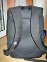 CRUMPLER PRETTY BOY BACK PACK XL\n\nFoto von einem netten User der Anonym bleiben mchte - VIELEN DANK!\n\nKommentar des Nutzers:\n\n"Function follows Design" oder "wer schn sein will mu leiden ..."\n\nEin etwas provokanter Titel fr meinen Erfahrungsbericht. Aber ich finde ihn zutreffend. \n\nDer Crumpler Pretty Boy Back Pack XL ist ohne Zweifel ein schner, stylischer Fotorucksack, den man nicht unbedingt sofort als Fotorucksack identifiziert und daher ein evtl. vorhandenes Diebstahlrisiko minimiert. Die Verarbeitung und das verwendete Material ist crumplertypisch exzellent, sehr hochwertig. Die Innenraumpolsterung ist ausgezeichnet. Die Tragegurte sind gengend breit, knnten nach meinem Geschmack aber noch ein wenig strker gepolstert sein. Sie sind ergomisch geformt und verteilen die Last beim Tragen gut auf den Schulterbereich. Sonstige Gurte (Brust- und Hftgurt) sind nicht vorhanden. Einen ersten Tagesausflug mit einem Gesamtgewicht von etwa 7kg konnte ich angenehm bewltigen.\n\nFotopouch. Was passt rein?\n\nDas Kamerafach bzw. Fotopouch ist sehr klein. Das Klettmaterial der Innenraumwnde ist crumpleruntypisch nicht so stark haftend. Folgendes kriege ich problemlos unter: \n\n1. Eine 400D mit Batteriegriff und angesetztem Tamron 17-50mm sowie bereinanderliegend ein Sigma DC 55-200mm und ein Sigma DC 10-20mm EX HSM sowie einen Tamrac-Kameragurt.\n\noder\n\n2. Eine 400D mit Batteriegriff ohne angesetztem Objektiv sowie bereinanderliegend ein Sigma DC 55-200mm, ein Tamron 17-50mm, ein Sigma DC 10-20mm EX HSM und ein Canon EF 85mm sowie einen Tamrac-Kameragurt.\n\nDa die untere Vorderwand des Fotopouchs abgeschrgt ist, wird wertvoller Stauraum verschenkt. In die vorderste kleine Auentasche passen Speicherkarten und Reinigungsmaterial.\n\n\nNotebookpouch. Welche Gre des Notebooks passt rein?\n\nIch bekomme mein HP NX6310 (15 Zoll 4:3, Mae: 3 cm x 32,9 x 26,7 cm) gerade so in das Notebookfach rein. Dann ist aber auch kein cm mehr Platz (in der Breite und Tiefe). Ein 15-Zoll Notebook mit Wide-Display (16:10) sollte aber noch reinpassen. Des weiteren gibt es am Notebookpouch noch zwei kleine Taschen fr Kleinkram. Das Notebookpouch ist nicht entnehmbar.\n\n\nStauraum fr Sonstiges:\n\nDas obere Fach ist sehr gerumig. Es passt locker Proviant, eine 1l Wasserflasche, sonstiger Kleinkram und eine dnne Jacke oder Pullover rein. Der Boden zwischen dem Zubehrfach und dem Fotopouch kann mittels einem Reiverschlu entfernt werden.\n\n\nSonstiges:\n\nZustzlich zu den obengenannten Fchern gibt es seitlich noch ein Fach fr z.B. ein Handy oder einen i-Pod.\n\n\nHandling:\n\nDie Reiverschlsse sind aufgrund der recht breiten Regenklappen ein wenig fummelig zu ffnen bzw. zu bedienen. \n\n\nZusammenfassung Kritikpunkte:\n\nPositiv:\n- sehr hochwertige Verarbeitungs- und Materialqualitt\n- sehr gute Polsterung\n- gelunges Styling\n- sehr groes Zubehrfach\n- guter Tragekomfort\n\nNegativ:\n- kleines Fotopouch\n- Klettmaterial knnte strker haften\n- etwas fummelige Reiverschlsse\n- Schultergurte knnten strker gepolstert sein\n\nWer einen stylischen, preisgnstigen Fotorucksack mit Notebookfach sucht und dabei Abstriche in Raumkapazitt (Fotopouch) und Handling in Kauf nimmt, der sollte sich den Crumpler Pretty Boy Back Pack XL mal nher ansehen. Alle anderen sind mit einem "klassischen" Fotorucksack von z.B. Lowepro oder Tamrac (Adventure 9 Mod. 5549) besser bedient.\n \nDanke und Gru