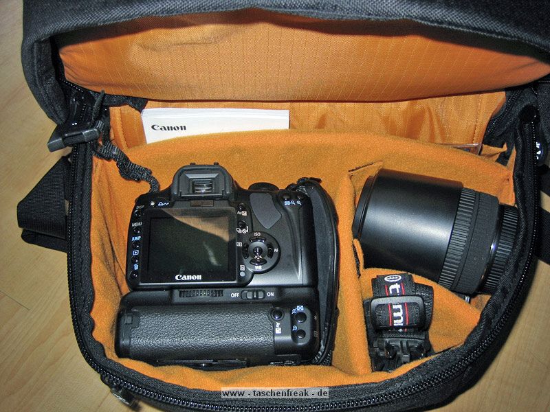 CRUMPLER PRETTY BOY BACK PACK XL\n\nFoto von einem netten User der Anonym bleiben mchte - VIELEN DANK!\n\nKommentar des Nutzers:\n\n"Function follows Design" oder "wer schn sein will mu leiden ..."\n\nEin etwas provokanter Titel fr meinen Erfahrungsbericht. Aber ich finde ihn zutreffend. \n\nDer Crumpler Pretty Boy Back Pack XL ist ohne Zweifel ein schner, stylischer Fotorucksack, den man nicht unbedingt sofort als Fotorucksack identifiziert und daher ein evtl. vorhandenes Diebstahlrisiko minimiert. Die Verarbeitung und das verwendete Material ist crumplertypisch exzellent, sehr hochwertig. Die Innenraumpolsterung ist ausgezeichnet. Die Tragegurte sind gengend breit, knnten nach meinem Geschmack aber noch ein wenig strker gepolstert sein. Sie sind ergomisch geformt und verteilen die Last beim Tragen gut auf den Schulterbereich. Sonstige Gurte (Brust- und Hftgurt) sind nicht vorhanden. Einen ersten Tagesausflug mit einem Gesamtgewicht von etwa 7kg konnte ich angenehm bewltigen.\n\nFotopouch. Was passt rein?\n\nDas Kamerafach bzw. Fotopouch ist sehr klein. Das Klettmaterial der Innenraumwnde ist crumpleruntypisch nicht so stark haftend. Folgendes kriege ich problemlos unter: \n\n1. Eine 400D mit Batteriegriff und angesetztem Tamron 17-50mm sowie bereinanderliegend ein Sigma DC 55-200mm und ein Sigma DC 10-20mm EX HSM sowie einen Tamrac-Kameragurt.\n\noder\n\n2. Eine 400D mit Batteriegriff ohne angesetztem Objektiv sowie bereinanderliegend ein Sigma DC 55-200mm, ein Tamron 17-50mm, ein Sigma DC 10-20mm EX HSM und ein Canon EF 85mm sowie einen Tamrac-Kameragurt.\n\nDa die untere Vorderwand des Fotopouchs abgeschrgt ist, wird wertvoller Stauraum verschenkt. In die vorderste kleine Auentasche passen Speicherkarten und Reinigungsmaterial.\n\n\nNotebookpouch. Welche Gre des Notebooks passt rein?\n\nIch bekomme mein HP NX6310 (15 Zoll 4:3, Mae: 3 cm x 32,9 x 26,7 cm) gerade so in das Notebookfach rein. Dann ist aber auch kein cm mehr Platz (in der Breite und Tiefe). Ein 15-Zoll Notebook mit Wide-Display (16:10) sollte aber noch reinpassen. Des weiteren gibt es am Notebookpouch noch zwei kleine Taschen fr Kleinkram. Das Notebookpouch ist nicht entnehmbar.\n\n\nStauraum fr Sonstiges:\n\nDas obere Fach ist sehr gerumig. Es passt locker Proviant, eine 1l Wasserflasche, sonstiger Kleinkram und eine dnne Jacke oder Pullover rein. Der Boden zwischen dem Zubehrfach und dem Fotopouch kann mittels einem Reiverschlu entfernt werden.\n\n\nSonstiges:\n\nZustzlich zu den obengenannten Fchern gibt es seitlich noch ein Fach fr z.B. ein Handy oder einen i-Pod.\n\n\nHandling:\n\nDie Reiverschlsse sind aufgrund der recht breiten Regenklappen ein wenig fummelig zu ffnen bzw. zu bedienen. \n\n\nZusammenfassung Kritikpunkte:\n\nPositiv:\n- sehr hochwertige Verarbeitungs- und Materialqualitt\n- sehr gute Polsterung\n- gelunges Styling\n- sehr groes Zubehrfach\n- guter Tragekomfort\n\nNegativ:\n- kleines Fotopouch\n- Klettmaterial knnte strker haften\n- etwas fummelige Reiverschlsse\n- Schultergurte knnten strker gepolstert sein\n\nWer einen stylischen, preisgnstigen Fotorucksack mit Notebookfach sucht und dabei Abstriche in Raumkapazitt (Fotopouch) und Handling in Kauf nimmt, der sollte sich den Crumpler Pretty Boy Back Pack XL mal nher ansehen. Alle anderen sind mit einem "klassischen" Fotorucksack von z.B. Lowepro oder Tamrac (Adventure 9 Mod. 5549) besser bedient.\n \nDanke und Gru