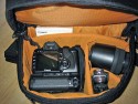 CRUMPLER PRETTY BOY BACK PACK XL\n\nFoto von einem netten User der Anonym bleiben mchte - VIELEN DANK!\n\nKommentar des Nutzers:\n\n"Function follows Design" oder "wer schn sein will mu leiden ..."\n\nEin etwas provokanter Titel fr meinen Erfahrungsbericht. Aber ich finde ihn zutreffend. \n\nDer Crumpler Pretty Boy Back Pack XL ist ohne Zweifel ein schner, stylischer Fotorucksack, den man nicht unbedingt sofort als Fotorucksack identifiziert und daher ein evtl. vorhandenes Diebstahlrisiko minimiert. Die Verarbeitung und das verwendete Material ist crumplertypisch exzellent, sehr hochwertig. Die Innenraumpolsterung ist ausgezeichnet. Die Tragegurte sind gengend breit, knnten nach meinem Geschmack aber noch ein wenig strker gepolstert sein. Sie sind ergomisch geformt und verteilen die Last beim Tragen gut auf den Schulterbereich. Sonstige Gurte (Brust- und Hftgurt) sind nicht vorhanden. Einen ersten Tagesausflug mit einem Gesamtgewicht von etwa 7kg konnte ich angenehm bewltigen.\n\nFotopouch. Was passt rein?\n\nDas Kamerafach bzw. Fotopouch ist sehr klein. Das Klettmaterial der Innenraumwnde ist crumpleruntypisch nicht so stark haftend. Folgendes kriege ich problemlos unter: \n\n1. Eine 400D mit Batteriegriff und angesetztem Tamron 17-50mm sowie bereinanderliegend ein Sigma DC 55-200mm und ein Sigma DC 10-20mm EX HSM sowie einen Tamrac-Kameragurt.\n\noder\n\n2. Eine 400D mit Batteriegriff ohne angesetztem Objektiv sowie bereinanderliegend ein Sigma DC 55-200mm, ein Tamron 17-50mm, ein Sigma DC 10-20mm EX HSM und ein Canon EF 85mm sowie einen Tamrac-Kameragurt.\n\nDa die untere Vorderwand des Fotopouchs abgeschrgt ist, wird wertvoller Stauraum verschenkt. In die vorderste kleine Auentasche passen Speicherkarten und Reinigungsmaterial.\n\n\nNotebookpouch. Welche Gre des Notebooks passt rein?\n\nIch bekomme mein HP NX6310 (15 Zoll 4:3, Mae: 3 cm x 32,9 x 26,7 cm) gerade so in das Notebookfach rein. Dann ist aber auch kein cm mehr Platz (in der Breite und Tiefe). Ein 15-Zoll Notebook mit Wide-Display (16:10) sollte aber noch reinpassen. Des weiteren gibt es am Notebookpouch noch zwei kleine Taschen fr Kleinkram. Das Notebookpouch ist nicht entnehmbar.\n\n\nStauraum fr Sonstiges:\n\nDas obere Fach ist sehr gerumig. Es passt locker Proviant, eine 1l Wasserflasche, sonstiger Kleinkram und eine dnne Jacke oder Pullover rein. Der Boden zwischen dem Zubehrfach und dem Fotopouch kann mittels einem Reiverschlu entfernt werden.\n\n\nSonstiges:\n\nZustzlich zu den obengenannten Fchern gibt es seitlich noch ein Fach fr z.B. ein Handy oder einen i-Pod.\n\n\nHandling:\n\nDie Reiverschlsse sind aufgrund der recht breiten Regenklappen ein wenig fummelig zu ffnen bzw. zu bedienen. \n\n\nZusammenfassung Kritikpunkte:\n\nPositiv:\n- sehr hochwertige Verarbeitungs- und Materialqualitt\n- sehr gute Polsterung\n- gelunges Styling\n- sehr groes Zubehrfach\n- guter Tragekomfort\n\nNegativ:\n- kleines Fotopouch\n- Klettmaterial knnte strker haften\n- etwas fummelige Reiverschlsse\n- Schultergurte knnten strker gepolstert sein\n\nWer einen stylischen, preisgnstigen Fotorucksack mit Notebookfach sucht und dabei Abstriche in Raumkapazitt (Fotopouch) und Handling in Kauf nimmt, der sollte sich den Crumpler Pretty Boy Back Pack XL mal nher ansehen. Alle anderen sind mit einem "klassischen" Fotorucksack von z.B. Lowepro oder Tamrac (Adventure 9 Mod. 5549) besser bedient.\n \nDanke und Gru