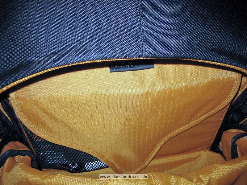 CRUMPLER PRETTY BOY BACK PACK XL\n\nFoto von einem netten User der Anonym bleiben mchte - VIELEN DANK!\n\nKommentar des Nutzers:\n\n"Function follows Design" oder "wer schn sein will mu leiden ..."\n\nEin etwas provokanter Titel fr meinen Erfahrungsbericht. Aber ich finde ihn zutreffend. \n\nDer Crumpler Pretty Boy Back Pack XL ist ohne Zweifel ein schner, stylischer Fotorucksack, den man nicht unbedingt sofort als Fotorucksack identifiziert und daher ein evtl. vorhandenes Diebstahlrisiko minimiert. Die Verarbeitung und das verwendete Material ist crumplertypisch exzellent, sehr hochwertig. Die Innenraumpolsterung ist ausgezeichnet. Die Tragegurte sind gengend breit, knnten nach meinem Geschmack aber noch ein wenig strker gepolstert sein. Sie sind ergomisch geformt und verteilen die Last beim Tragen gut auf den Schulterbereich. Sonstige Gurte (Brust- und Hftgurt) sind nicht vorhanden. Einen ersten Tagesausflug mit einem Gesamtgewicht von etwa 7kg konnte ich angenehm bewltigen.\n\nFotopouch. Was passt rein?\n\nDas Kamerafach bzw. Fotopouch ist sehr klein. Das Klettmaterial der Innenraumwnde ist crumpleruntypisch nicht so stark haftend. Folgendes kriege ich problemlos unter: \n\n1. Eine 400D mit Batteriegriff und angesetztem Tamron 17-50mm sowie bereinanderliegend ein Sigma DC 55-200mm und ein Sigma DC 10-20mm EX HSM sowie einen Tamrac-Kameragurt.\n\noder\n\n2. Eine 400D mit Batteriegriff ohne angesetztem Objektiv sowie bereinanderliegend ein Sigma DC 55-200mm, ein Tamron 17-50mm, ein Sigma DC 10-20mm EX HSM und ein Canon EF 85mm sowie einen Tamrac-Kameragurt.\n\nDa die untere Vorderwand des Fotopouchs abgeschrgt ist, wird wertvoller Stauraum verschenkt. In die vorderste kleine Auentasche passen Speicherkarten und Reinigungsmaterial.\n\n\nNotebookpouch. Welche Gre des Notebooks passt rein?\n\nIch bekomme mein HP NX6310 (15 Zoll 4:3, Mae: 3 cm x 32,9 x 26,7 cm) gerade so in das Notebookfach rein. Dann ist aber auch kein cm mehr Platz (in der Breite und Tiefe). Ein 15-Zoll Notebook mit Wide-Display (16:10) sollte aber noch reinpassen. Des weiteren gibt es am Notebookpouch noch zwei kleine Taschen fr Kleinkram. Das Notebookpouch ist nicht entnehmbar.\n\n\nStauraum fr Sonstiges:\n\nDas obere Fach ist sehr gerumig. Es passt locker Proviant, eine 1l Wasserflasche, sonstiger Kleinkram und eine dnne Jacke oder Pullover rein. Der Boden zwischen dem Zubehrfach und dem Fotopouch kann mittels einem Reiverschlu entfernt werden.\n\n\nSonstiges:\n\nZustzlich zu den obengenannten Fchern gibt es seitlich noch ein Fach fr z.B. ein Handy oder einen i-Pod.\n\n\nHandling:\n\nDie Reiverschlsse sind aufgrund der recht breiten Regenklappen ein wenig fummelig zu ffnen bzw. zu bedienen. \n\n\nZusammenfassung Kritikpunkte:\n\nPositiv:\n- sehr hochwertige Verarbeitungs- und Materialqualitt\n- sehr gute Polsterung\n- gelunges Styling\n- sehr groes Zubehrfach\n- guter Tragekomfort\n\nNegativ:\n- kleines Fotopouch\n- Klettmaterial knnte strker haften\n- etwas fummelige Reiverschlsse\n- Schultergurte knnten strker gepolstert sein\n\nWer einen stylischen, preisgnstigen Fotorucksack mit Notebookfach sucht und dabei Abstriche in Raumkapazitt (Fotopouch) und Handling in Kauf nimmt, der sollte sich den Crumpler Pretty Boy Back Pack XL mal nher ansehen. Alle anderen sind mit einem "klassischen" Fotorucksack von z.B. Lowepro oder Tamrac (Adventure 9 Mod. 5549) besser bedient.\n \nDanke und Gru