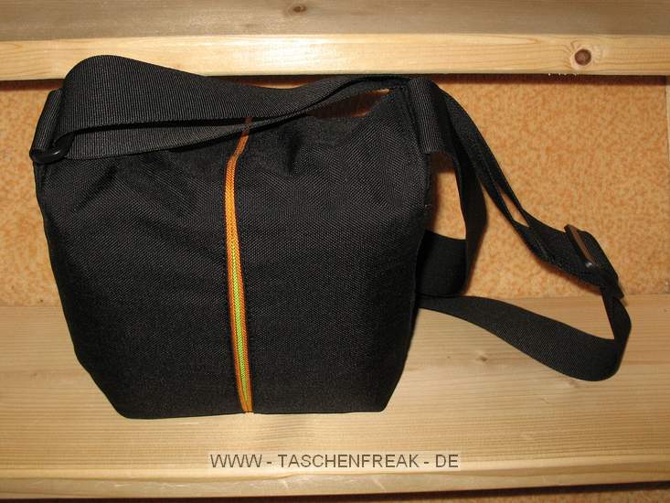 Crumpler Pretty Boy M\n\nFoto von Rainer Friedmann - VIELEN DANK!\n\nKommentar des Nutzers:\n\nHallo,\n\nhtte hier ein paar Bilder fr Die Taschenbersicht.\n\nArt: Schultertasche\n\nHersteller: Crumpler\n\nTyp: Pretty Boy 2500(M)\n\nInhalt: Canon EOS 350D mit Canon 17-85 IS Objektiv\n\nSonstiges: Die Kamera passt genau rein und lsst sich recht leicht einlegen. Das Objektiv drfte aber nicht mehr lnger sein. In der Fronttasche hat es gengend Platz fr zB. das Ladegert, weitere Akkus oder Speicherkarten. Die Tasche lsst sich leit umhngen und ist Top verarbeitet. \n\nGru\nRainer