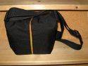 Crumpler Pretty Boy M\n\nFoto von Rainer Friedmann - VIELEN DANK!\n\nKommentar des Nutzers:\n\nHallo,\n\nhtte hier ein paar Bilder fr Die Taschenbersicht.\n\nArt: Schultertasche\n\nHersteller: Crumpler\n\nTyp: Pretty Boy 2500(M)\n\nInhalt: Canon EOS 350D mit Canon 17-85 IS Objektiv\n\nSonstiges: Die Kamera passt genau rein und lsst sich recht leicht einlegen. Das Objektiv drfte aber nicht mehr lnger sein. In der Fronttasche hat es gengend Platz fr zB. das Ladegert, weitere Akkus oder Speicherkarten. Die Tasche lsst sich leit umhngen und ist Top verarbeitet. \n\nGru\nRainer