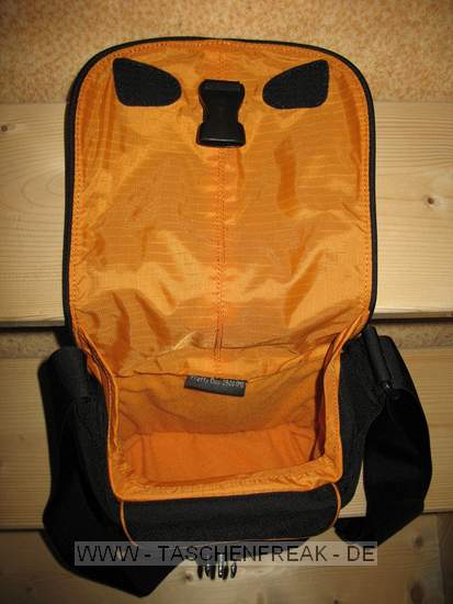 Crumpler Pretty Boy M\n\nFoto von Rainer Friedmann - VIELEN DANK!\n\nKommentar des Nutzers:\n\nHallo,\n\nhtte hier ein paar Bilder fr Die Taschenbersicht.\n\nArt: Schultertasche\n\nHersteller: Crumpler\n\nTyp: Pretty Boy 2500(M)\n\nInhalt: Canon EOS 350D mit Canon 17-85 IS Objektiv\n\nSonstiges: Die Kamera passt genau rein und lsst sich recht leicht einlegen. Das Objektiv drfte aber nicht mehr lnger sein. In der Fronttasche hat es gengend Platz fr zB. das Ladegert, weitere Akkus oder Speicherkarten. Die Tasche lsst sich leit umhngen und ist Top verarbeitet. \n\nGru\nRainer