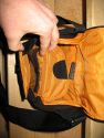 Crumpler Pretty Boy M\n\nFoto von Rainer Friedmann - VIELEN DANK!\n\nKommentar des Nutzers:\n\nHallo,\n\nhtte hier ein paar Bilder fr Die Taschenbersicht.\n\nArt: Schultertasche\n\nHersteller: Crumpler\n\nTyp: Pretty Boy 2500(M)\n\nInhalt: Canon EOS 350D mit Canon 17-85 IS Objektiv\n\nSonstiges: Die Kamera passt genau rein und lsst sich recht leicht einlegen. Das Objektiv drfte aber nicht mehr lnger sein. In der Fronttasche hat es gengend Platz fr zB. das Ladegert, weitere Akkus oder Speicherkarten. Die Tasche lsst sich leit umhngen und ist Top verarbeitet. \n\nGru\nRainer