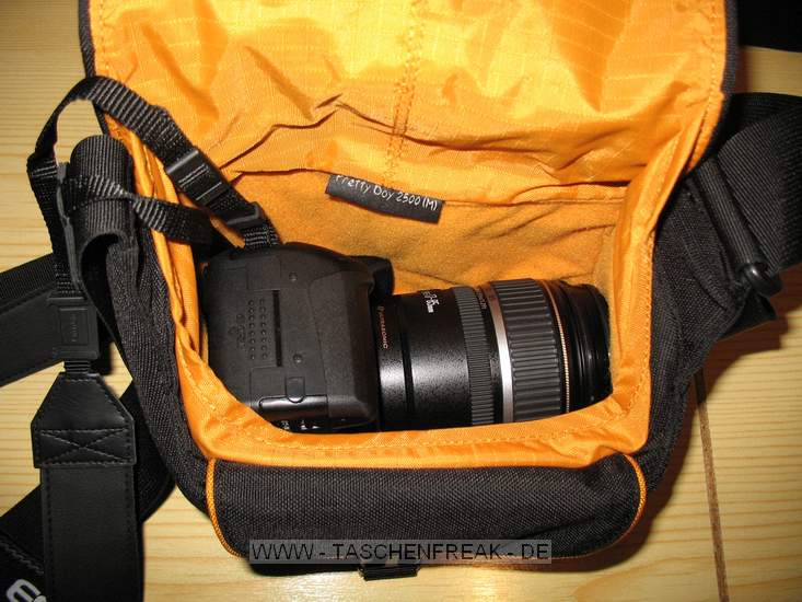 Crumpler Pretty Boy M\n\nFoto von Rainer Friedmann - VIELEN DANK!\n\nKommentar des Nutzers:\n\nHallo,\n\nhtte hier ein paar Bilder fr Die Taschenbersicht.\n\nArt: Schultertasche\n\nHersteller: Crumpler\n\nTyp: Pretty Boy 2500(M)\n\nInhalt: Canon EOS 350D mit Canon 17-85 IS Objektiv\n\nSonstiges: Die Kamera passt genau rein und lsst sich recht leicht einlegen. Das Objektiv drfte aber nicht mehr lnger sein. In der Fronttasche hat es gengend Platz fr zB. das Ladegert, weitere Akkus oder Speicherkarten. Die Tasche lsst sich leit umhngen und ist Top verarbeitet. \n\nGru\nRainer