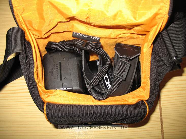 Crumpler Pretty Boy M\n\nFoto von Rainer Friedmann - VIELEN DANK!\n\nKommentar des Nutzers:\n\nHallo,\n\nhtte hier ein paar Bilder fr Die Taschenbersicht.\n\nArt: Schultertasche\n\nHersteller: Crumpler\n\nTyp: Pretty Boy 2500(M)\n\nInhalt: Canon EOS 350D mit Canon 17-85 IS Objektiv\n\nSonstiges: Die Kamera passt genau rein und lsst sich recht leicht einlegen. Das Objektiv drfte aber nicht mehr lnger sein. In der Fronttasche hat es gengend Platz fr zB. das Ladegert, weitere Akkus oder Speicherkarten. Die Tasche lsst sich leit umhngen und ist Top verarbeitet. \n\nGru\nRainer