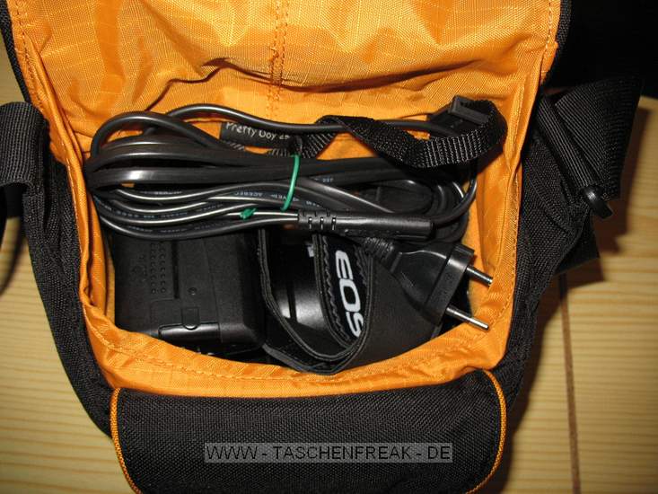 Crumpler Pretty Boy M\n\nFoto von Rainer Friedmann - VIELEN DANK!\n\nKommentar des Nutzers:\n\nHallo,\n\nhtte hier ein paar Bilder fr Die Taschenbersicht.\n\nArt: Schultertasche\n\nHersteller: Crumpler\n\nTyp: Pretty Boy 2500(M)\n\nInhalt: Canon EOS 350D mit Canon 17-85 IS Objektiv\n\nSonstiges: Die Kamera passt genau rein und lsst sich recht leicht einlegen. Das Objektiv drfte aber nicht mehr lnger sein. In der Fronttasche hat es gengend Platz fr zB. das Ladegert, weitere Akkus oder Speicherkarten. Die Tasche lsst sich leit umhngen und ist Top verarbeitet. \n\nGru\nRainer