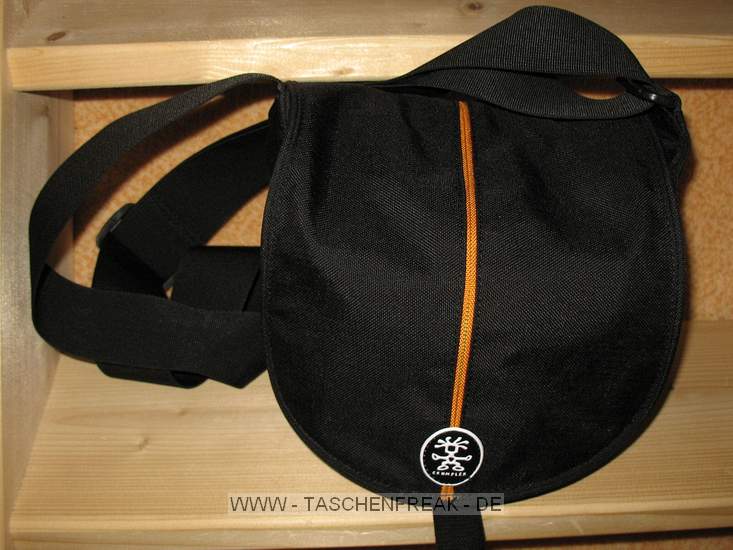 Crumpler Pretty Boy M\n\nFoto von Rainer Friedmann - VIELEN DANK!\n\nKommentar des Nutzers:\n\nHallo,\n\nhtte hier ein paar Bilder fr Die Taschenbersicht.\n\nArt: Schultertasche\n\nHersteller: Crumpler\n\nTyp: Pretty Boy 2500(M)\n\nInhalt: Canon EOS 350D mit Canon 17-85 IS Objektiv\n\nSonstiges: Die Kamera passt genau rein und lsst sich recht leicht einlegen. Das Objektiv drfte aber nicht mehr lnger sein. In der Fronttasche hat es gengend Platz fr zB. das Ladegert, weitere Akkus oder Speicherkarten. Die Tasche lsst sich leit umhngen und ist Top verarbeitet. \n\nGru\nRainer