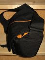 Crumpler Pretty Boy M\n\nFoto von Rainer Friedmann - VIELEN DANK!\n\nKommentar des Nutzers:\n\nHallo,\n\nhtte hier ein paar Bilder fr Die Taschenbersicht.\n\nArt: Schultertasche\n\nHersteller: Crumpler\n\nTyp: Pretty Boy 2500(M)\n\nInhalt: Canon EOS 350D mit Canon 17-85 IS Objektiv\n\nSonstiges: Die Kamera passt genau rein und lsst sich recht leicht einlegen. Das Objektiv drfte aber nicht mehr lnger sein. In der Fronttasche hat es gengend Platz fr zB. das Ladegert, weitere Akkus oder Speicherkarten. Die Tasche lsst sich leit umhngen und ist Top verarbeitet. \n\nGru\nRainer