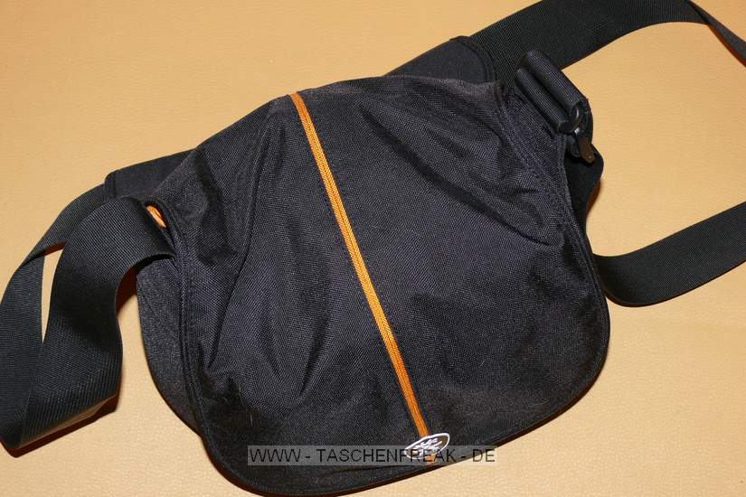 CRUMPLER PRETTY BOY XL (4000)\n\nFoto von Jrg Langer\n\nKommentar des Nutzers:\n\nDie Crumpler Pretty Boys sind sehr gut verarbeitet und extrem strapazierfhig.\nDas Ladevolumen innen ist deutlich kleiner wie die Crumpler dieses von auen einem "vormachen". Die Form ist sehr stylish und nicht direkt als Fototasche zu identifizieren, was diese fr Citytouren sehr empfehlenswert macht. Der nicht abnehmbare Umhngegurt ist gut aber sehr fest und wird erst im Laufe der Nutzungsjahre flexibler unn weicher.\n\nPreis / Leistung ist bei Crumpler sehr gut!