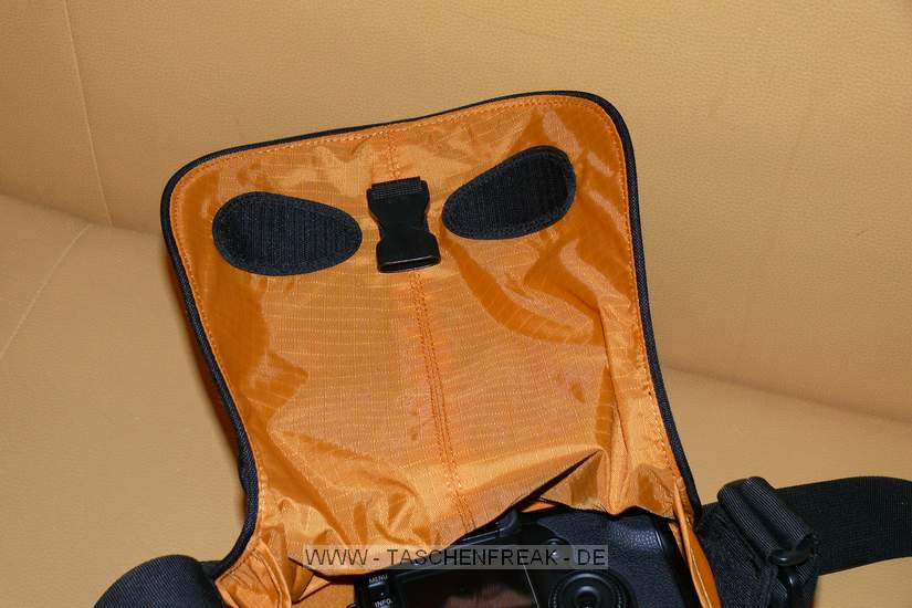 CRUMPLER PRETTY BOY XL (4000)\n\nFoto von Jrg Langer\n\nKommentar des Nutzers:\n\nDie Crumpler Pretty Boys sind sehr gut verarbeitet und extrem strapazierfhig.\nDas Ladevolumen innen ist deutlich kleiner wie die Crumpler dieses von auen einem "vormachen". Die Form ist sehr stylish und nicht direkt als Fototasche zu identifizieren, was diese fr Citytouren sehr empfehlenswert macht. Der nicht abnehmbare Umhngegurt ist gut aber sehr fest und wird erst im Laufe der Nutzungsjahre flexibler unn weicher.\n\nPreis / Leistung ist bei Crumpler sehr gut!