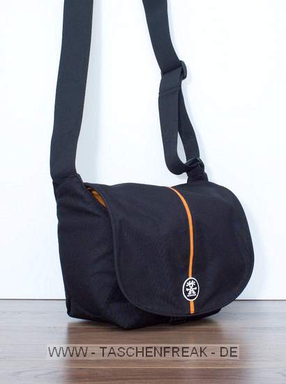 CRUMPLER PRETTY BOY MAXI 4000\n\nFoto und Text von GM - VIELEN DANK!\n\nKommentar des Nutzers:\n\nVerarbeitungsqualitt exzellent. Ermglicht den unaufflligen und zugriffschnellen Transport einer DSLR ohne Batteriegriff mit angesetztem Objektiv (bis etwa Gre Sigma 150/2.8 Makro).