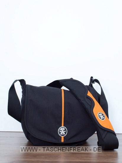 CRUMPLER PRETTY BOY MAXI 4000\n\nFoto und Text von GM - VIELEN DANK!\n\nKommentar des Nutzers:\n\nVerarbeitungsqualitt exzellent. Ermglicht den unaufflligen und zugriffschnellen Transport einer DSLR ohne Batteriegriff mit angesetztem Objektiv (bis etwa Gre Sigma 150/2.8 Makro).