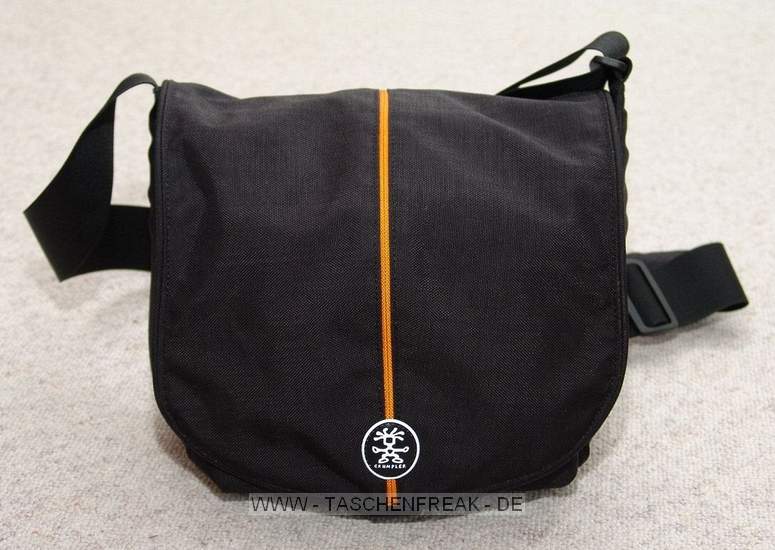 CRUMPLER PRETTY BOY MAXI 4000 (XL)\n\nFoto von Stefan Wölcken - VIELEN DANK FÜR DEIN MAIL!\n\nKommentar des Nutzers:\n\nHallo,\nTolle Seite, genialer Service, da will ich doch gerne was beisteuern!\nAnbei Bilder meiner Tasche.\n \nTyp: Crumpler Pretty Boy Maxi 4000 (XL)\nFarbe: dull black / orange\n \nDie Tasche ist sehr gut verarbeitet, das Schulterpolster am Gurt könnte aber ewas "anschmiegsamer" sein.\nLeider hat die Tasche keinen gepolsterten "Deckel".\n \nMöglicher Inhalt:\nHauptfach:\nCanona EOS  400D, Batteriegriff BG-E3, Canon EF-S 18-55mm (Kit-Objektiv), Tamron AF 55-200mm, Blitz Speedlite 430EX\nZusatzfach:\n4 Akkus, Kartensafe, Visitenkarten, Handbuch, diverser Kleinkram\n \nDie Tasche ist dann zwar randvoll, sieht aber weder überfüllt aus, noch platzt sie aus allen Nähten.\n \n \nGruß vom Bodensee\nStefan Wölcken