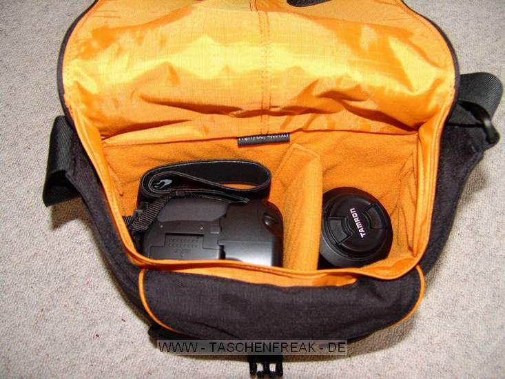CRUMPLER PRETTY BOY MAXI 4000 (XL)\n\nFoto von Stefan Wölcken - VIELEN DANK FÜR DEIN MAIL!\n\nKommentar des Nutzers:\n\nHallo,\nTolle Seite, genialer Service, da will ich doch gerne was beisteuern!\nAnbei Bilder meiner Tasche.\n \nTyp: Crumpler Pretty Boy Maxi 4000 (XL)\nFarbe: dull black / orange\n \nDie Tasche ist sehr gut verarbeitet, das Schulterpolster am Gurt könnte aber ewas "anschmiegsamer" sein.\nLeider hat die Tasche keinen gepolsterten "Deckel".\n \nMöglicher Inhalt:\nHauptfach:\nCanona EOS  400D, Batteriegriff BG-E3, Canon EF-S 18-55mm (Kit-Objektiv), Tamron AF 55-200mm, Blitz Speedlite 430EX\nZusatzfach:\n4 Akkus, Kartensafe, Visitenkarten, Handbuch, diverser Kleinkram\n \nDie Tasche ist dann zwar randvoll, sieht aber weder überfüllt aus, noch platzt sie aus allen Nähten.\n \n \nGruß vom Bodensee\nStefan Wölcken