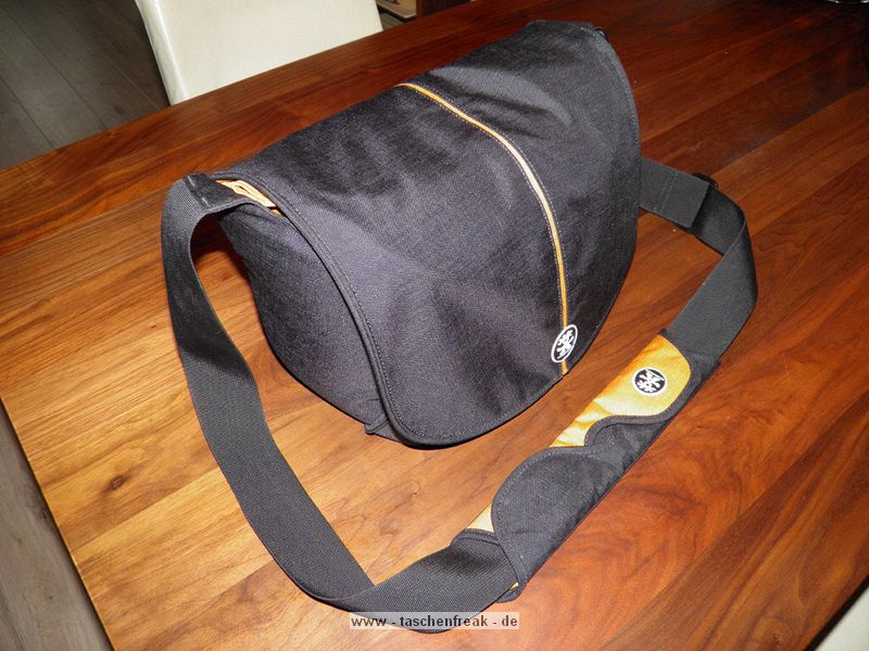 CRUMPLER PRETTY BOY XXXL - 7500\n\nFoto und Text von Robbert Hermans - VIELEN DANK!\n\nKommentar:\n\nHallo Jrg,\n \nDa ich Ihre Website vielmals besuche, werde es Zeit mein Beitrag zu tun.\nHier einige Bilden von meinem neuen Tasche, der Crumpler Pretty Boy 7500.\nEinhalt der Tasche:\n \n-          Canon EOS 50D mit angesetztem Canon EF-s 15-85 IS USM mit umgekehrt montierter Gegenlichtblende\n-          Canon EF 70-200 F/4L mit umgekehrt montierter Gegenlichtblende\n-          Canon 380EX Blitzgert\n-          Batterielade Gert und Netzkabel\n \nFach am vorne:\n \n-          72mm C-pol Filter in Dose\n-          2 extra Akkus\n-          USB-Kabel\n-          2 extra CF Karten in Dose\n \nGrusse,\n \nRobbert Hermans
