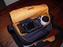 CRUMPLER PRETTY BOY XXXL - 7500\n\nFoto und Text von Robbert Hermans - VIELEN DANK!\n\nKommentar:\n\nHallo Jrg,\n \nDa ich Ihre Website vielmals besuche, werde es Zeit mein Beitrag zu tun.\nHier einige Bilden von meinem neuen Tasche, der Crumpler Pretty Boy 7500.\nEinhalt der Tasche:\n \n-          Canon EOS 50D mit angesetztem Canon EF-s 15-85 IS USM mit umgekehrt montierter Gegenlichtblende\n-          Canon EF 70-200 F/4L mit umgekehrt montierter Gegenlichtblende\n-          Canon 380EX Blitzgert\n-          Batterielade Gert und Netzkabel\n \nFach am vorne:\n \n-          72mm C-pol Filter in Dose\n-          2 extra Akkus\n-          USB-Kabel\n-          2 extra CF Karten in Dose\n \nGrusse,\n \nRobbert Hermans