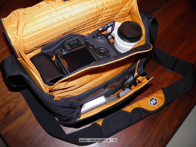 CRUMPLER PRETTY BOY XXXL - 7500\n\nFoto und Text von Robbert Hermans - VIELEN DANK!\n\nKommentar:\n\nHallo Jrg,\n \nDa ich Ihre Website vielmals besuche, werde es Zeit mein Beitrag zu tun.\nHier einige Bilden von meinem neuen Tasche, der Crumpler Pretty Boy 7500.\nEinhalt der Tasche:\n \n-          Canon EOS 50D mit angesetztem Canon EF-s 15-85 IS USM mit umgekehrt montierter Gegenlichtblende\n-          Canon EF 70-200 F/4L mit umgekehrt montierter Gegenlichtblende\n-          Canon 380EX Blitzgert\n-          Batterielade Gert und Netzkabel\n \nFach am vorne:\n \n-          72mm C-pol Filter in Dose\n-          2 extra Akkus\n-          USB-Kabel\n-          2 extra CF Karten in Dose\n \nGrusse,\n \nRobbert Hermans