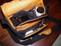 CRUMPLER PRETTY BOY XXXL - 7500\n\nFoto und Text von Robbert Hermans - VIELEN DANK!\n\nKommentar:\n\nHallo Jrg,\n \nDa ich Ihre Website vielmals besuche, werde es Zeit mein Beitrag zu tun.\nHier einige Bilden von meinem neuen Tasche, der Crumpler Pretty Boy 7500.\nEinhalt der Tasche:\n \n-          Canon EOS 50D mit angesetztem Canon EF-s 15-85 IS USM mit umgekehrt montierter Gegenlichtblende\n-          Canon EF 70-200 F/4L mit umgekehrt montierter Gegenlichtblende\n-          Canon 380EX Blitzgert\n-          Batterielade Gert und Netzkabel\n \nFach am vorne:\n \n-          72mm C-pol Filter in Dose\n-          2 extra Akkus\n-          USB-Kabel\n-          2 extra CF Karten in Dose\n \nGrusse,\n \nRobbert Hermans