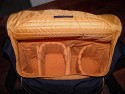 CRUMPLER PRETTY BOY XXXL - 7500\n\nFoto und Text von Robbert Hermans - VIELEN DANK!\n\nKommentar:\n\nHallo Jrg,\n \nDa ich Ihre Website vielmals besuche, werde es Zeit mein Beitrag zu tun.\nHier einige Bilden von meinem neuen Tasche, der Crumpler Pretty Boy 7500.\nEinhalt der Tasche:\n \n-          Canon EOS 50D mit angesetztem Canon EF-s 15-85 IS USM mit umgekehrt montierter Gegenlichtblende\n-          Canon EF 70-200 F/4L mit umgekehrt montierter Gegenlichtblende\n-          Canon 380EX Blitzgert\n-          Batterielade Gert und Netzkabel\n \nFach am vorne:\n \n-          72mm C-pol Filter in Dose\n-          2 extra Akkus\n-          USB-Kabel\n-          2 extra CF Karten in Dose\n \nGrusse,\n \nRobbert Hermans