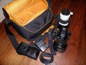 CRUMPLER PRETTY BOY XXXL - 7500\n\nFoto und Text von Robbert Hermans - VIELEN DANK!\n\nKommentar:\n\nHallo Jrg,\n \nDa ich Ihre Website vielmals besuche, werde es Zeit mein Beitrag zu tun.\nHier einige Bilden von meinem neuen Tasche, der Crumpler Pretty Boy 7500.\nEinhalt der Tasche:\n \n-          Canon EOS 50D mit angesetztem Canon EF-s 15-85 IS USM mit umgekehrt montierter Gegenlichtblende\n-          Canon EF 70-200 F/4L mit umgekehrt montierter Gegenlichtblende\n-          Canon 380EX Blitzgert\n-          Batterielade Gert und Netzkabel\n \nFach am vorne:\n \n-          72mm C-pol Filter in Dose\n-          2 extra Akkus\n-          USB-Kabel\n-          2 extra CF Karten in Dose\n \nGrusse,\n \nRobbert Hermans