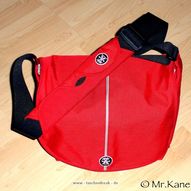 CRUMPLER PRETTY BOY 7500 XXXL\n\nFoto von Jan Schrder - Mr. Kane im DSLR-Forum - VIELEN DANK!\n\nKommentar des Nutzers:\n\nIch habe mir die Crumpler Pretty Boy 7500 XXXL gekauft, in rot (blood red / silver).\nDie Tasche ist auf jeden Fall hochwertig verarbeitet. Alle Nhte sind top, die Polsterung ist sehr gut.\nDie Variabilitt der Inneneinteilung ist auch sehr gut. Alles ist versetzbar. Die Klettverschlsse halten sehr gut.\nDer Schultergurt ist breit genug und das Polster sehr angenehm (abnehmbar).