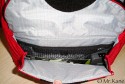CRUMPLER PRETTY BOY 7500 XXXL\n\nFoto von Jan Schrder - Mr. Kane im DSLR-Forum - VIELEN DANK!\n\nKommentar des Nutzers:\n\nDas kleine Frontfach ist auch mit einem Klettverschluss verschlossen, zustzlich ist das hierin enthaltene Netzfach seinerseits auch noch mit einem Klettverschluss verschlossen.\nHierin transportiere ich das Ladegert von Canon, eine Cardreader mit USB-Kabel, ein Kartenetui fr zwei CF-Karten, zwei Filter, einen Pinsel und eine Libelle.\n(nicht alles im Bild)