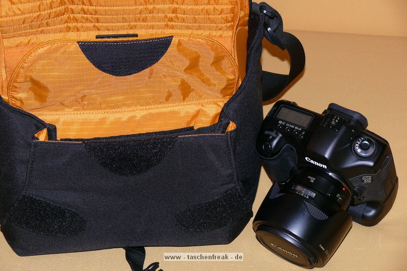 CRUMPLER PRETTY BOY XL (7500)\n\nFoto von Jrg Langer\n\nKommentar des Nutzers:\n\nDie Crumpler Pretty Boys sind sehr gut verarbeitet und extrem strapazierfhig.\nDas Ladevolumen innen ist deutlich kleiner wie die Crumpler dieses von auen einem "vormachen". Die Form ist sehr stylish und nicht direkt als Fototasche zu identifizieren, was diese fr Citytouren sehr empfehlenswert macht. Der nicht abnehmbare Umhngegurt ist gut aber sehr fest und wird erst im Laufe der Nutzungsjahre flexibler unn weicher.\n\nPreis / Leistung ist bei Crumpler sehr gut!