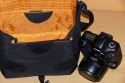 CRUMPLER PRETTY BOY XL (7500)\n\nFoto von Jrg Langer\n\nKommentar des Nutzers:\n\nDie Crumpler Pretty Boys sind sehr gut verarbeitet und extrem strapazierfhig.\nDas Ladevolumen innen ist deutlich kleiner wie die Crumpler dieses von auen einem "vormachen". Die Form ist sehr stylish und nicht direkt als Fototasche zu identifizieren, was diese fr Citytouren sehr empfehlenswert macht. Der nicht abnehmbare Umhngegurt ist gut aber sehr fest und wird erst im Laufe der Nutzungsjahre flexibler unn weicher.\n\nPreis / Leistung ist bei Crumpler sehr gut!