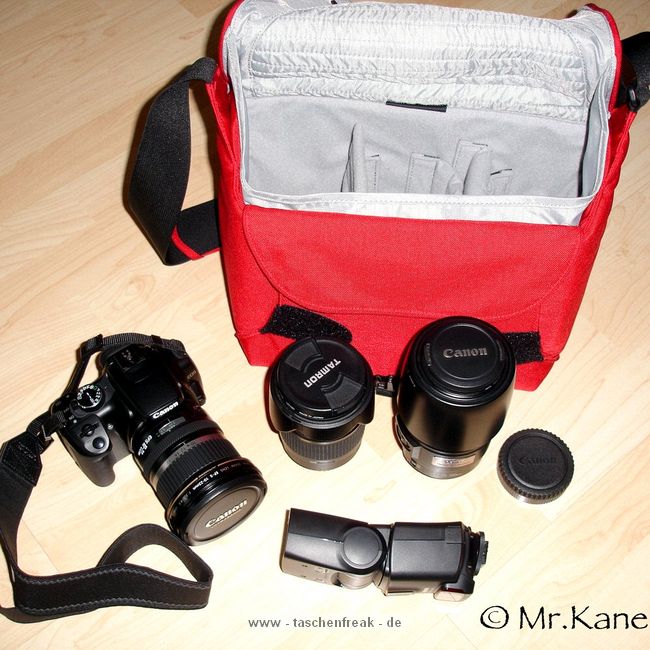 CRUMPLER PRETTY BOY 7500 XXXL\n\nFoto von Jan Schrder - Mr. Kane im DSLR-Forum - VIELEN DANK!\n\nKommentar des Nutzers:\n\nCanon Eos 400d mit hier angesetztem Canon EF-s 10-22.\nTamron 28-75mm XR Di mit GeLi\nCanon 75-300 IS USM mit GeLi (muss verkehrtrum drauf) Canon Speedlite 430 EX Sowie einen Beanbag (nicht im Bild)\n\nDas ganze passt locker rein, mehr geht aber kaum noch, nur noch ein Putztuch o..\nAlles ist ordentlich verstaut und gut geschtzt.
