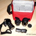 CRUMPLER PRETTY BOY 7500 XXXL\n\nFoto von Jan Schrder - Mr. Kane im DSLR-Forum - VIELEN DANK!\n\nKommentar des Nutzers:\n\nCanon Eos 400d mit hier angesetztem Canon EF-s 10-22.\nTamron 28-75mm XR Di mit GeLi\nCanon 75-300 IS USM mit GeLi (muss verkehrtrum drauf) Canon Speedlite 430 EX Sowie einen Beanbag (nicht im Bild)\n\nDas ganze passt locker rein, mehr geht aber kaum noch, nur noch ein Putztuch o..\nAlles ist ordentlich verstaut und gut geschtzt.