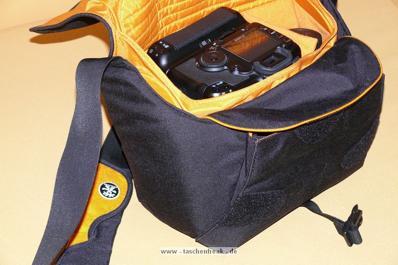 CRUMPLER PRETTY BOY XL (7500)\n\nFoto von Jrg Langer\n\nKommentar des Nutzers:\n\nDie Crumpler Pretty Boys sind sehr gut verarbeitet und extrem strapazierfhig.\nDas Ladevolumen innen ist deutlich kleiner wie die Crumpler dieses von auen einem "vormachen". Die Form ist sehr stylish und nicht direkt als Fototasche zu identifizieren, was diese fr Citytouren sehr empfehlenswert macht. Der nicht abnehmbare Umhngegurt ist gut aber sehr fest und wird erst im Laufe der Nutzungsjahre flexibler unn weicher.\n\nPreis / Leistung ist bei Crumpler sehr gut!