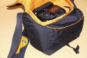 CRUMPLER PRETTY BOY XL (7500)\n\nFoto von Jrg Langer\n\nKommentar des Nutzers:\n\nDie Crumpler Pretty Boys sind sehr gut verarbeitet und extrem strapazierfhig.\nDas Ladevolumen innen ist deutlich kleiner wie die Crumpler dieses von auen einem "vormachen". Die Form ist sehr stylish und nicht direkt als Fototasche zu identifizieren, was diese fr Citytouren sehr empfehlenswert macht. Der nicht abnehmbare Umhngegurt ist gut aber sehr fest und wird erst im Laufe der Nutzungsjahre flexibler unn weicher.\n\nPreis / Leistung ist bei Crumpler sehr gut!