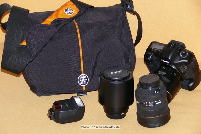 CRUMPLER PRETTY BOY XL (7500)\n\nFoto von Jrg Langer\n\nKommentar des Nutzers:\n\nDie Crumpler Pretty Boys sind sehr gut verarbeitet und extrem strapazierfhig.\nDas Ladevolumen innen ist deutlich kleiner wie die Crumpler dieses von auen einem "vormachen". Die Form ist sehr stylish und nicht direkt als Fototasche zu identifizieren, was diese fr Citytouren sehr empfehlenswert macht. Der nicht abnehmbare Umhngegurt ist gut aber sehr fest und wird erst im Laufe der Nutzungsjahre flexibler unn weicher.\n\nPreis / Leistung ist bei Crumpler sehr gut!