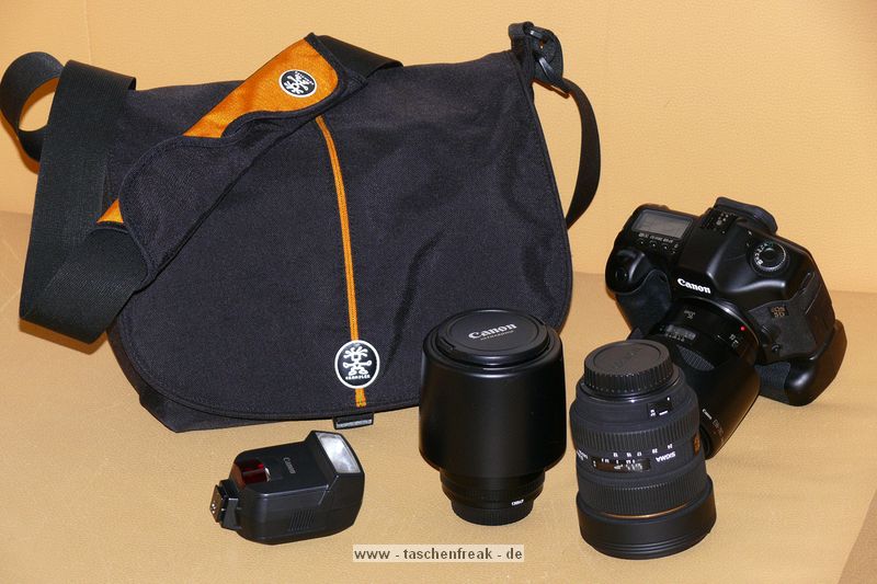 CRUMPLER PRETTY BOY XL (7500)\n\nFoto von Jrg Langer\n\nKommentar des Nutzers:\n\nDie Crumpler Pretty Boys sind sehr gut verarbeitet und extrem strapazierfhig.\nDas Ladevolumen innen ist deutlich kleiner wie die Crumpler dieses von auen einem "vormachen". Die Form ist sehr stylish und nicht direkt als Fototasche zu identifizieren, was diese fr Citytouren sehr empfehlenswert macht. Der nicht abnehmbare Umhngegurt ist gut aber sehr fest und wird erst im Laufe der Nutzungsjahre flexibler unn weicher.\n\nPreis / Leistung ist bei Crumpler sehr gut!