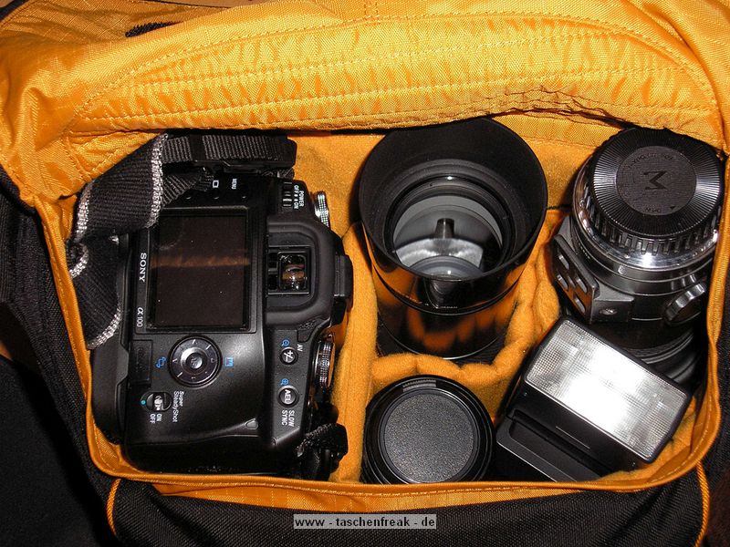 Crumpler Pretty Boy XXXL\n\nFoto von Olaf Baumann - VIELEN DANK!\n\nKommentar des Nutzers:\n\nWie man auf dem Bildern mehr oder weniger sieht, habe ich in die Crumpler Pretty Boy XXXL (direkter Nachfahre der Ben's Pizza Serie) folgendes Equipment reingestopft:\nSony Alpha 100 mit aufgesetztem Sigma 17-70mm/2,8-4,5 samt aufgesetzter GeLi, Minolta 70-210mm/4 ("Ofenrohr") mit aufgesetzter Geli, Sigma 400mm/5,6 mit eingeschobener GeLi, Minolta 50mm/1,7 und darunter das Minolta 28/2,8 sowie den Minolta Blitz 3600 HS(D).\nIch muss definitiv sagen: Fr soviel Zeug ist die Tasche eigentlich schon zu klein - es ist sehr eng im Hauptfach und ich kann den Deckel schon garnicht mehr mittels Klett verschlieen. Nimmt man die Zwischenpolster raus, entschrft das die Lage ein wenig - aber sich gegenseitig stoendes Plastik ist auch nicht so das wahre.